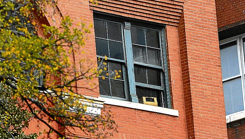 Imagen secundaria 1 - Un rifle Carcano Modelo 91/38, tal y como fue utilizado por Lee Harvey Oswald, en un museo en Dallas, Texas. Vista de la ventana en el sexto piso del edificio del Depósito de Libros desde donde supuestamente Oswald disparó contra Kennedy. Foto de Oswald tras su detención.