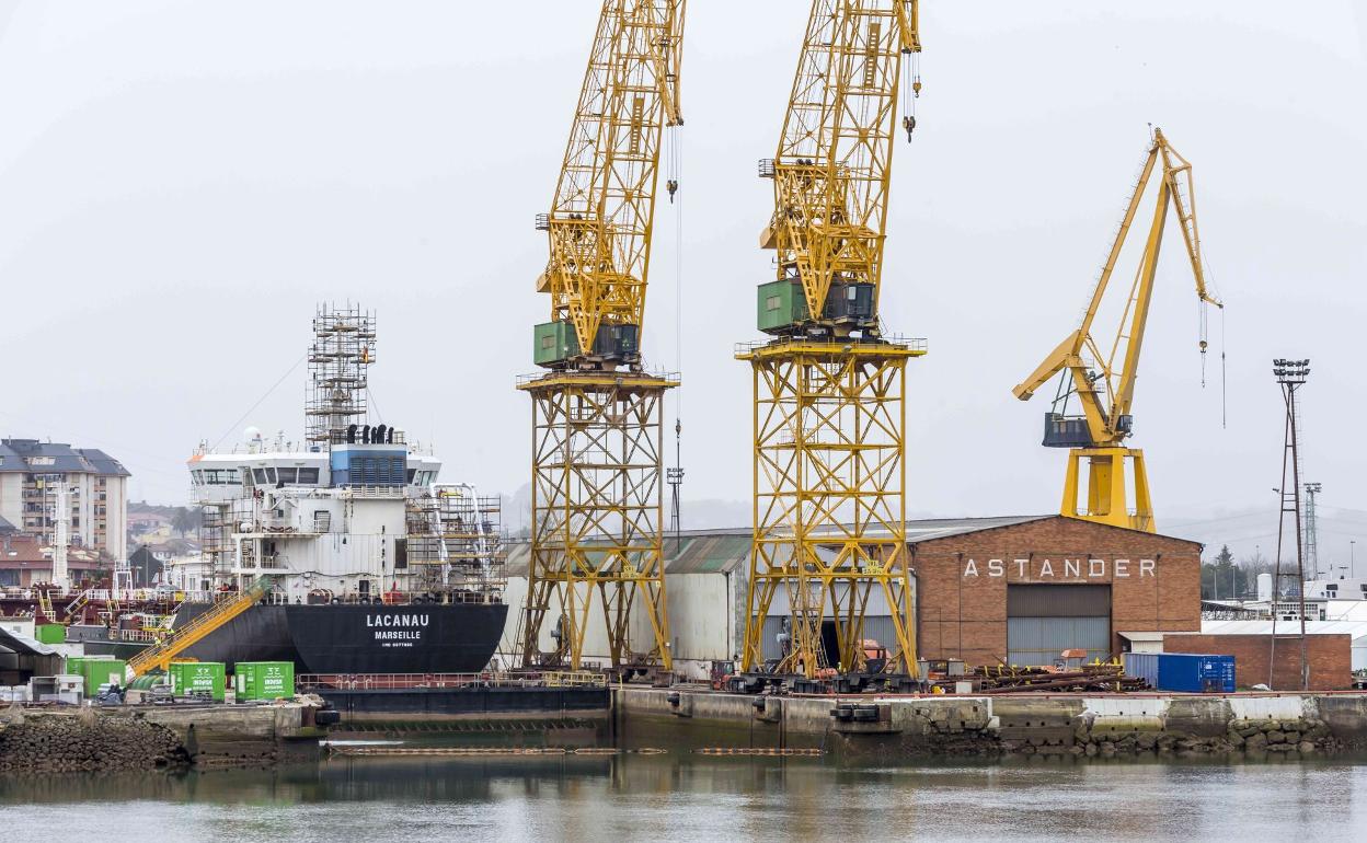 Instalaciones de Astilleros de Santander en las que se reparan y transforman buques. 