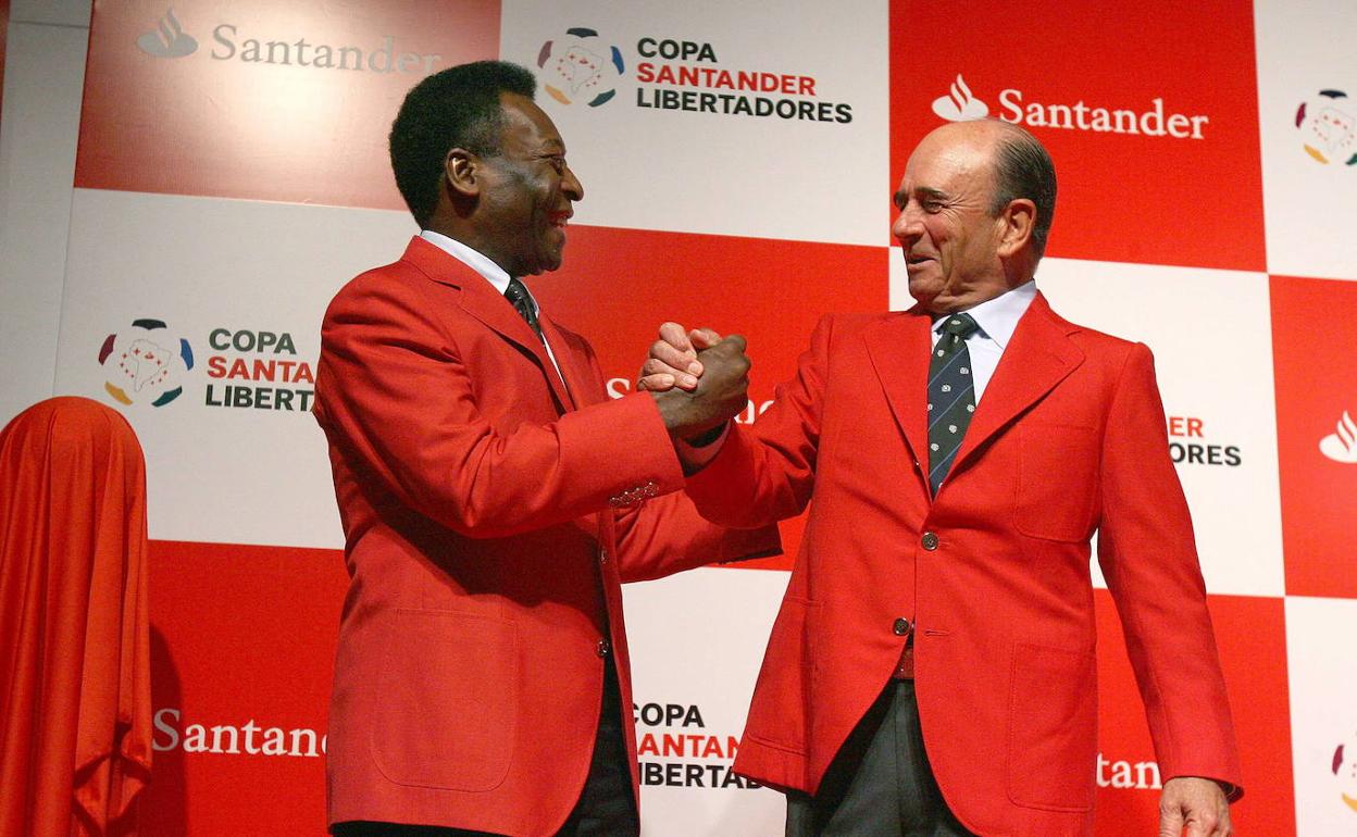 Imagen de marca. Pelé fue embajador del Banco Santander. En la imagen, estrecha la mano del cántabro Emilio Botín, durante un acto publicitario de la entidad financiera con motivo de la Copa Libertadores.