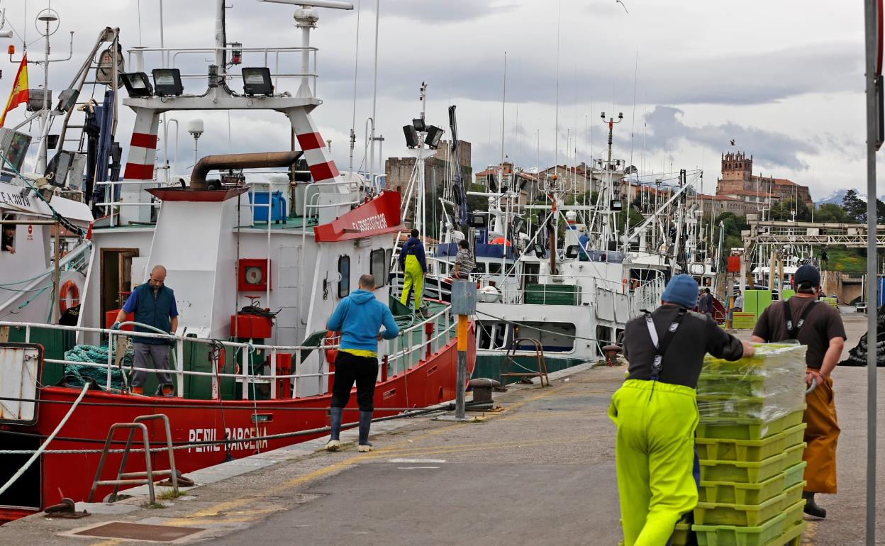 El puerto de San Vicente, en plena costera del bocarte 