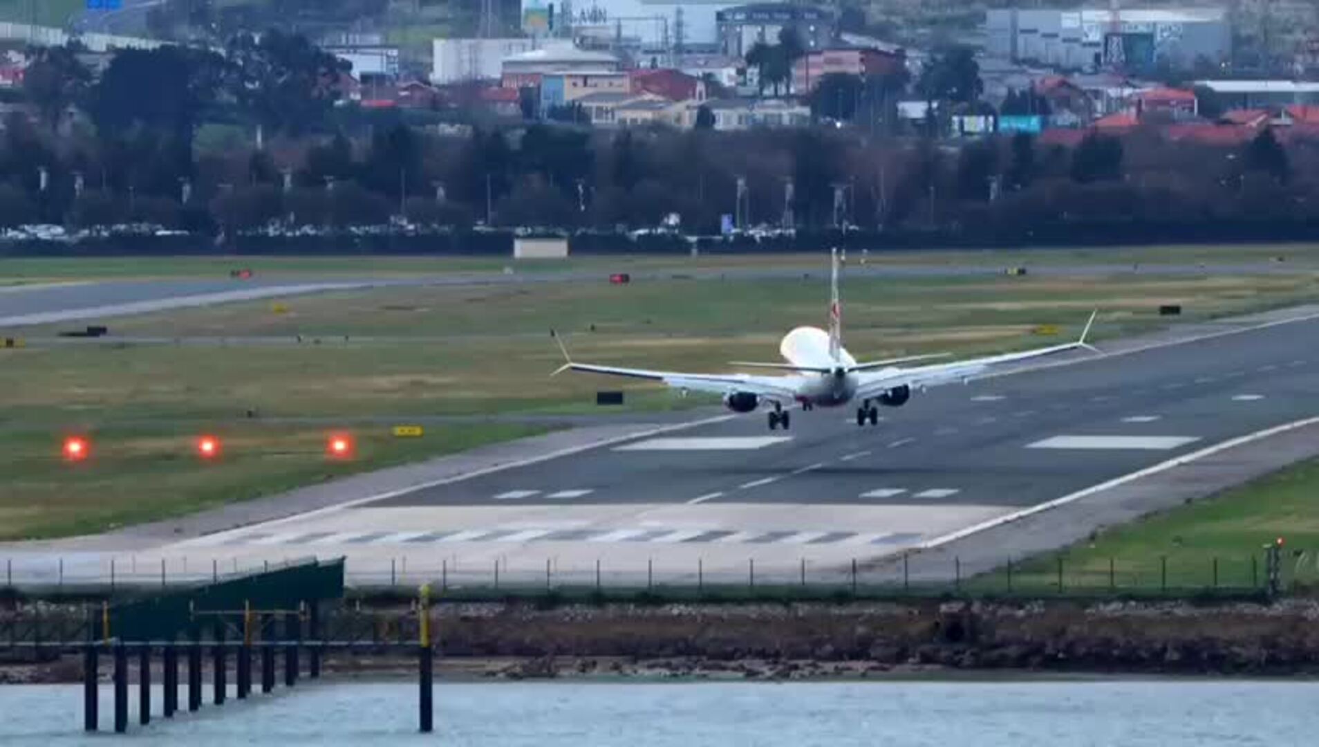 Espectacular aterrizaje, a causa del viento, de un vuelo de Ryanair procedente de Milán