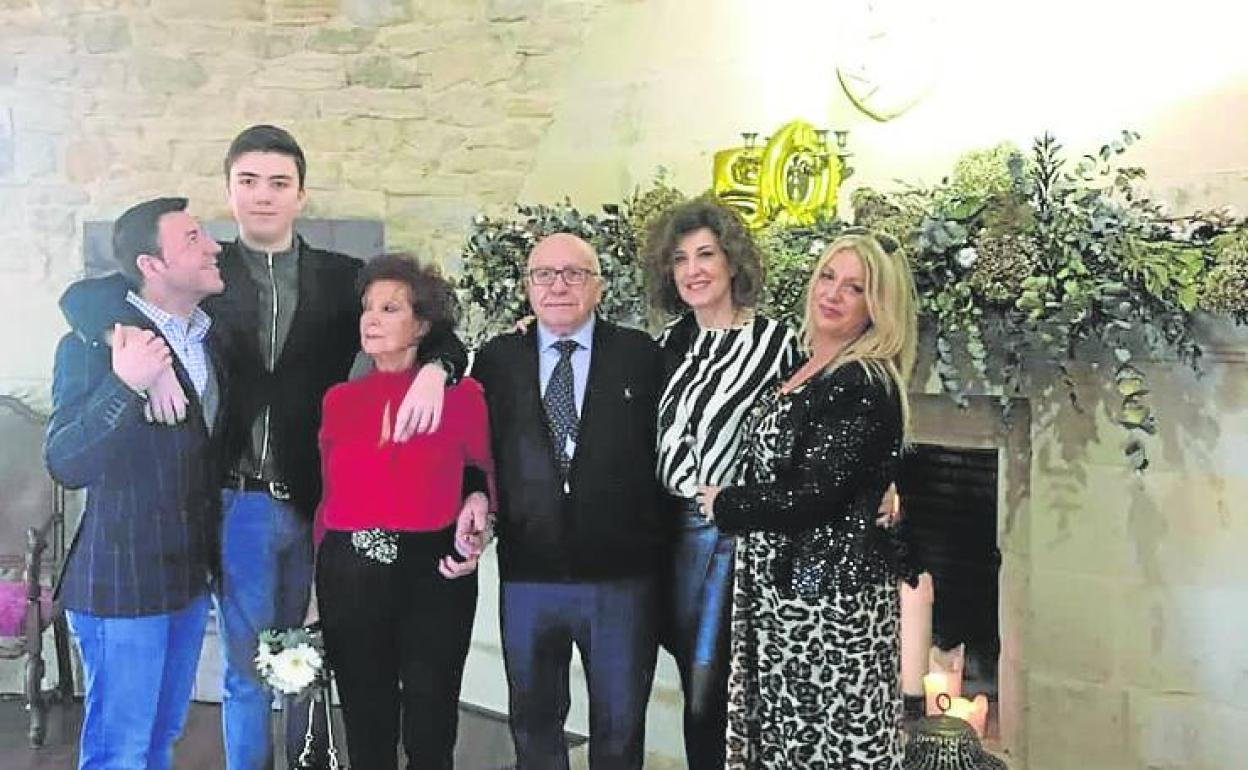 Francisco y Marisa, en el centro, junto a su familia. 