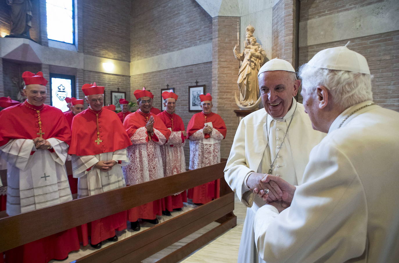 El Papa Francisco saluda a Benedicto XVI (de espaldas), durante la entronización de Carlos Osoro (primero por la derecha) como cardenal, en noviembre de 2016, en la basílica de San Pedro, en el Vaticano.