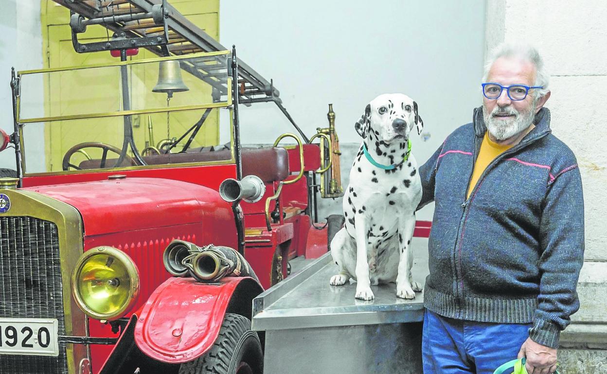 El agricultor José Luis Gómez posa con Simba en el Parque de los Bomberos Voluntarios de Santander. 