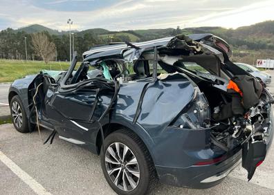 Imagen secundaria 1 - Así han quedado los coches accidentados.