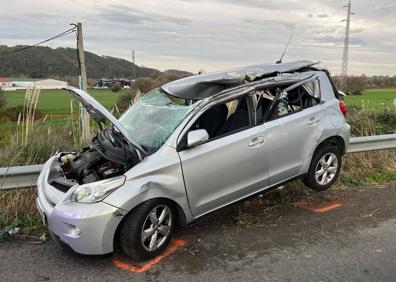 Imagen secundaria 1 - Estado en el que quedaron los coches accidentados.