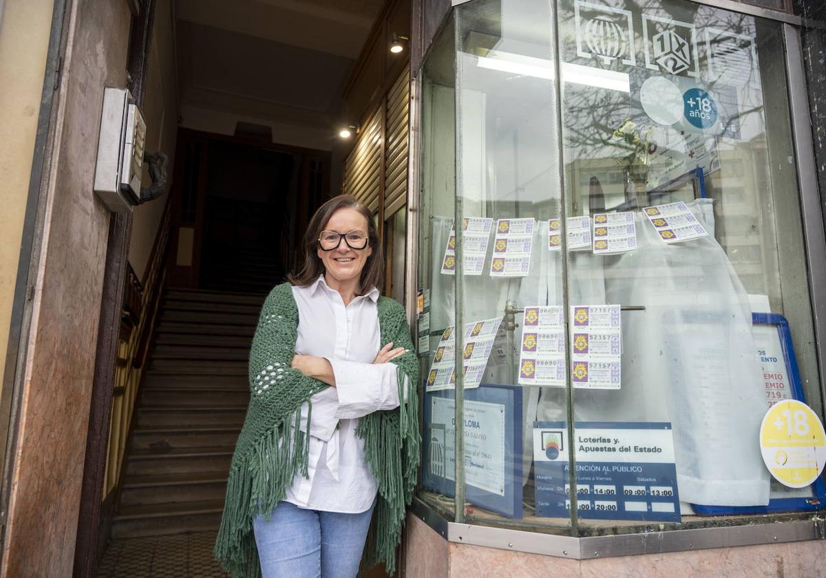 La administración número 13 de Loterías sigue hoy prácticamente igual que cuando se inauguró. Los rótulos, los cristales y los marcos son los originales, aunque el cartel más grande está actualmente cubierto con el oficial de Loterías del Estado.
