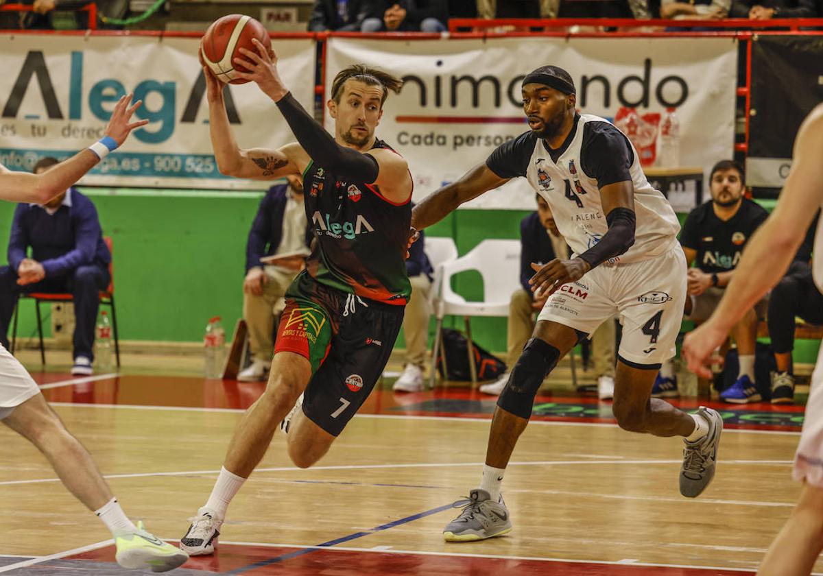 Mirza Bulic, del Alega, trata de defender el balón ante Laron Smith, del Almansa, en el Vicente Trueba