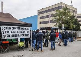 Agentes de la Policía Nacional a las puertas de la fábrica