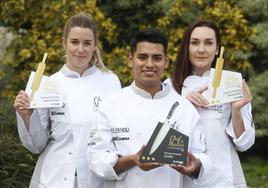 José Luis Balvín, Camila Rodrigué y Tatiana Rotari posan con sus galardones