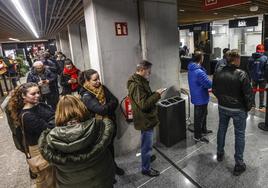 Colas para adquirir el bono de autobús a Castro en la Intermodal de Bilbao