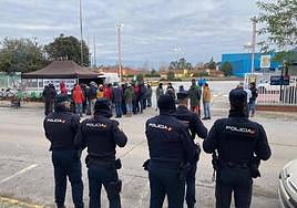 Agentes de la Policía Nacional, este martes, frente a las puertas de la fábrica.