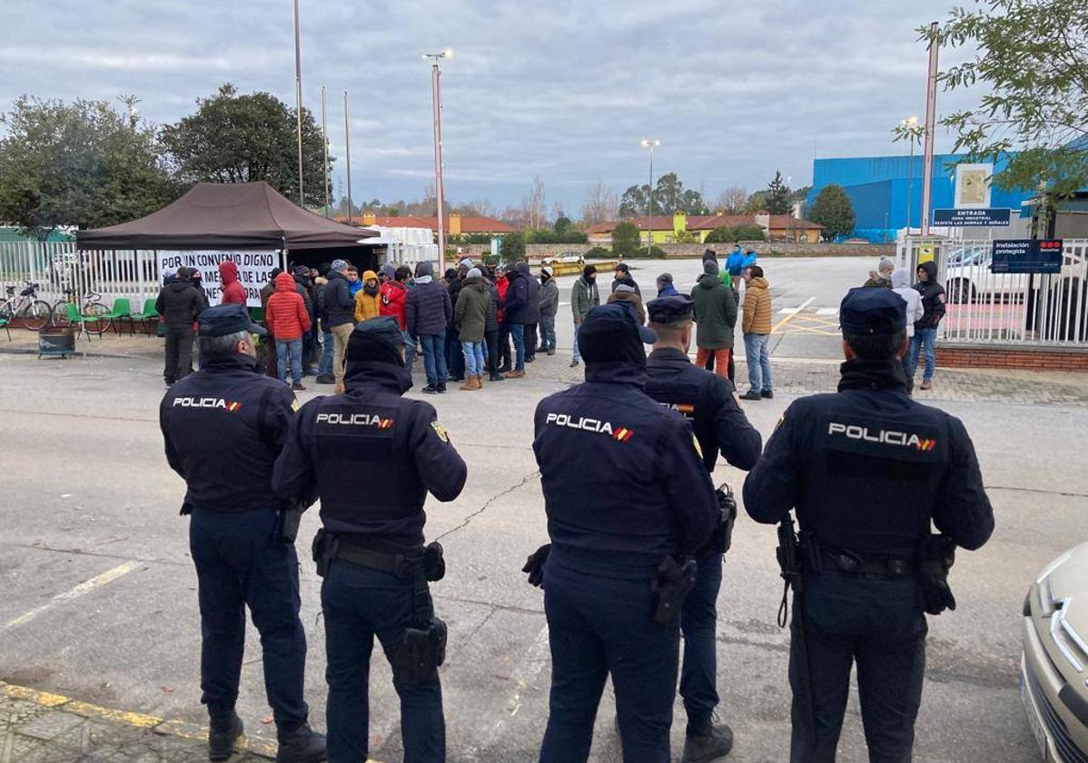 Agentes de la Policía Nacional, este martes, frente a las puertas de la fábrica.