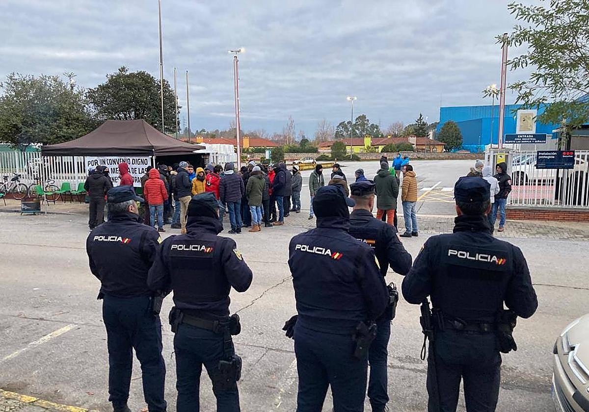 Agentes de la Policía Nacional a las puertas de la fábrica