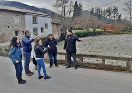 El consejero de Obras Públicas, José Luis Gochicoa (dcha), ha visitado las obras junto a la alcaldesa de Molledo