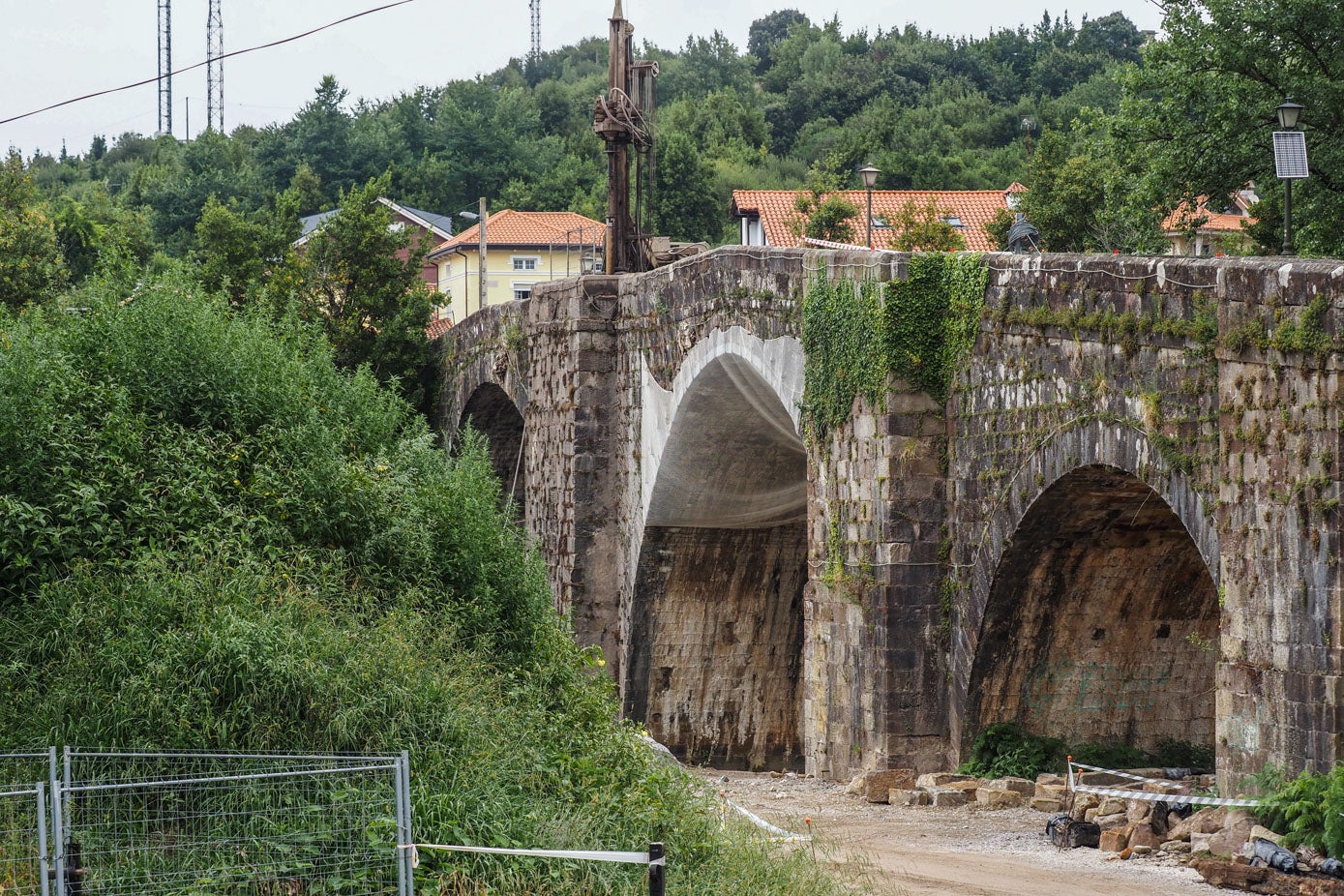 La intervención requirió de la instalación de mallas de seguridad, encargadas de contener posibles desprendimientos de la zona inferior del puente.