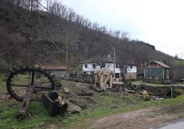 Restos de la antigua pisa de Aniezo, junto a la nueva que se está instalando en el Parque del Agua