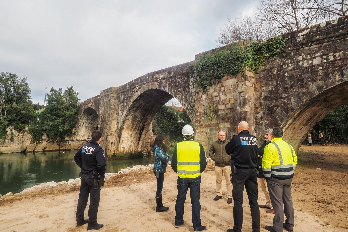 La aparición de nuevos problemas en la estructura del Puente Viejo apenas un mes después de ser 'inaugurado' tras su rehabilitación ha provocado de nuevo el cierre de la infraestructura.