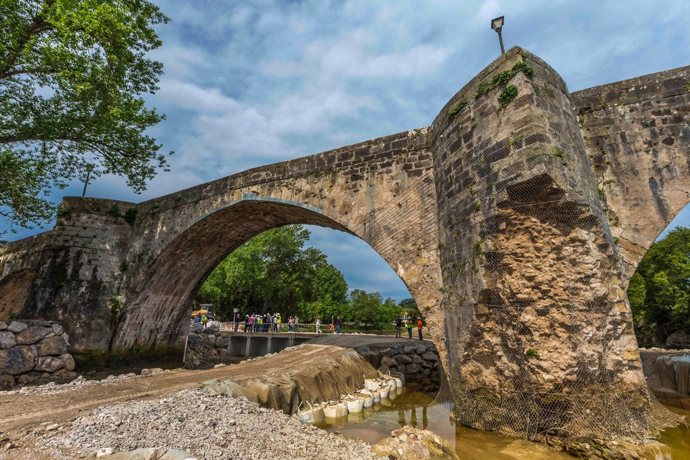 El paisaje de la zona se transformó por completo, no solo por la propia obra, sino por la cantidad de técnicos, obreros y maquinaria que participó en ella.