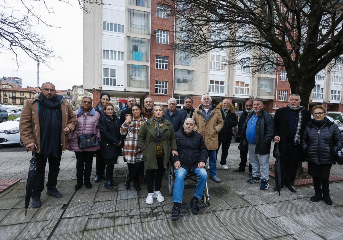 Representantes de familias gitanas de Torrelavega, ayer, en el barrio de El Zapatón.