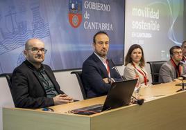 Movilidad. Desde la izquierda, David Fernández (Sayme), Javier López Estrada (Ayto. Torrelavega), María José Rallo (Ministerio de Transportes), Marcos Miguel Revuelta (Gob. Cantabria) y César Díaz (Ayto. Santander)