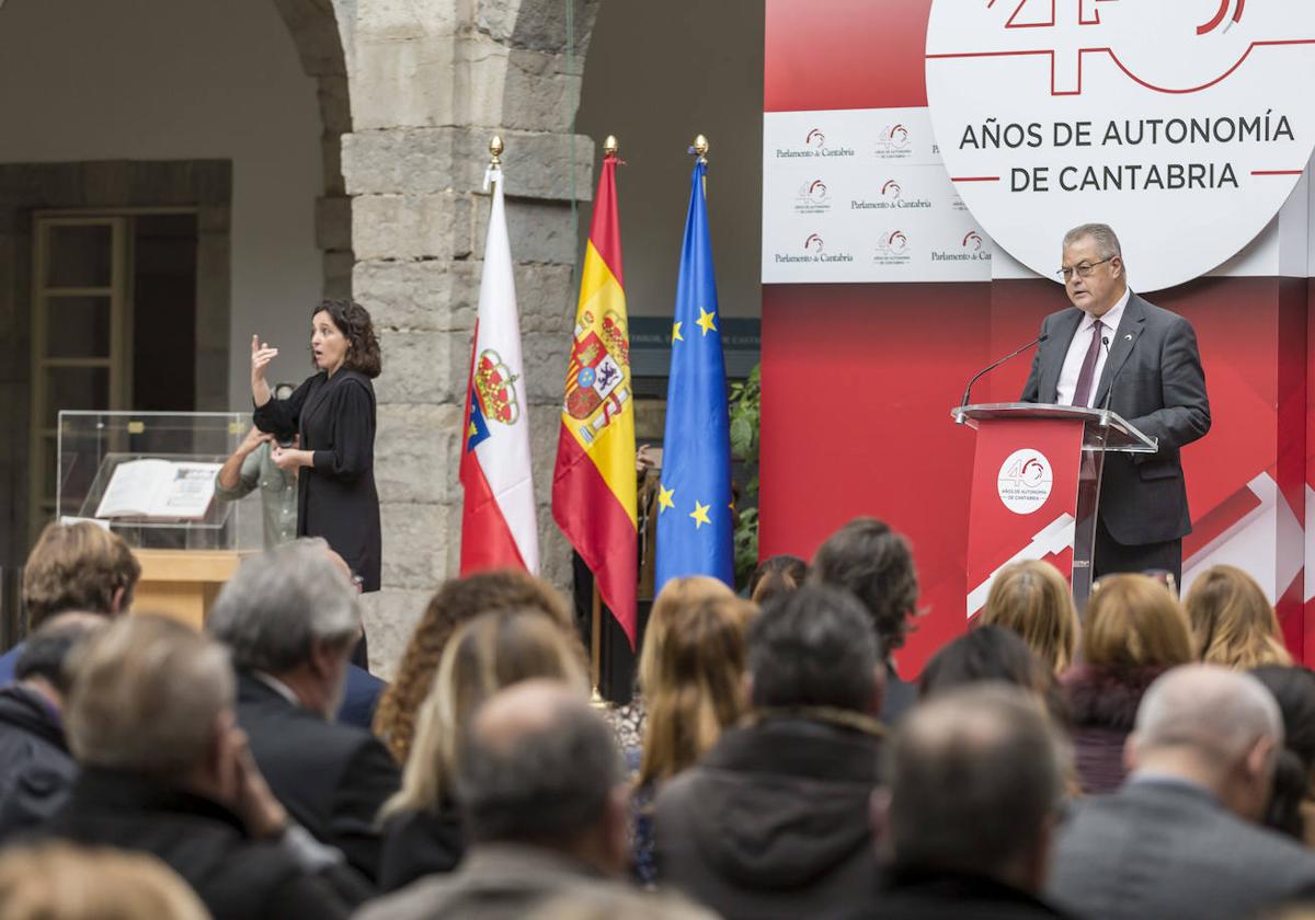 El presidente del Parlamento de Cantabria, Joaquín Gómez, durante su intervención en la conmemoración del Estatuto de Autonomía de la comunidad.