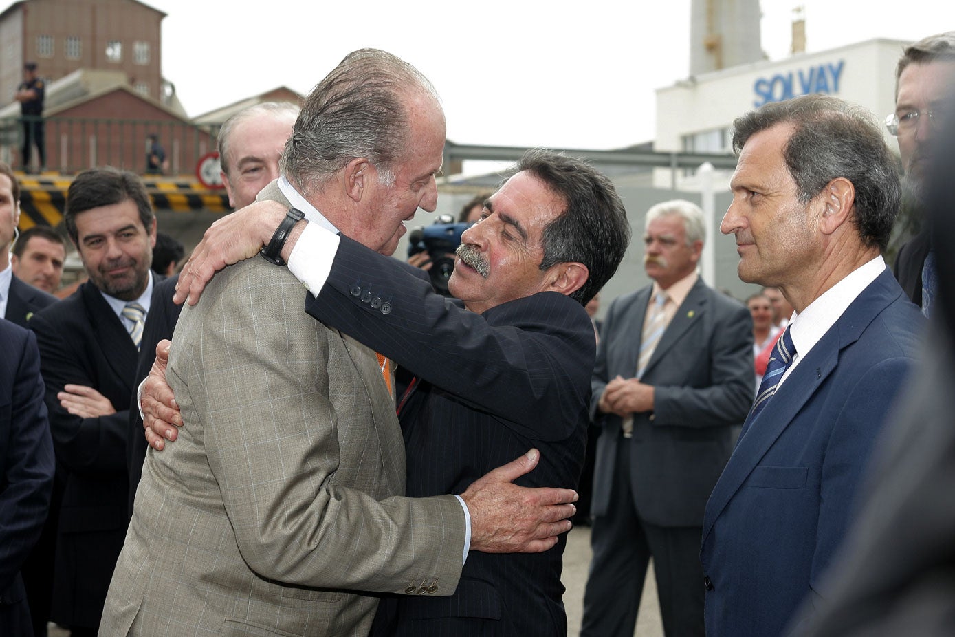 El vínculo de Revilla con el rey Juan Carlos se evidencia en esta visita del monarca a Cantabria el 2 de julio de 2008 a Solvay, con motivo del centenario de la empresa. Lo sucedido con el rey emérito lo define como «la mayor decepción de su vida».