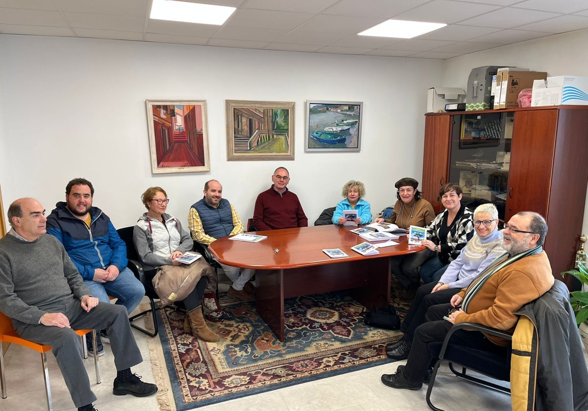 La alcaldesa de Limpias, Mar Iglesias, y concejales de su equipo han recibido a varios alumnos y al director del Cepa Laredo junto a los directores de los colegios San Vicente de Paúl y CRA Asón