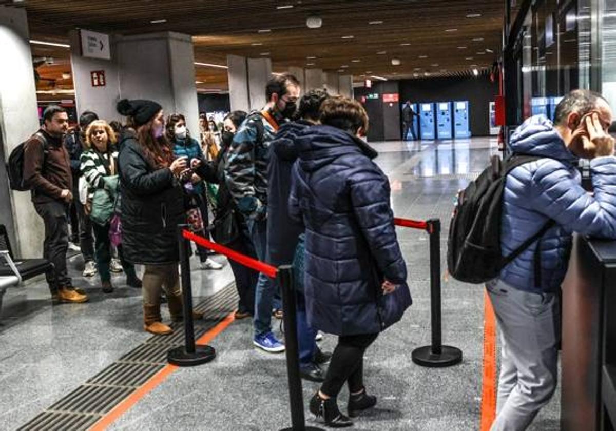 Cola esta mañana para hacerse con un título gratuito a Castro en la Intermodal