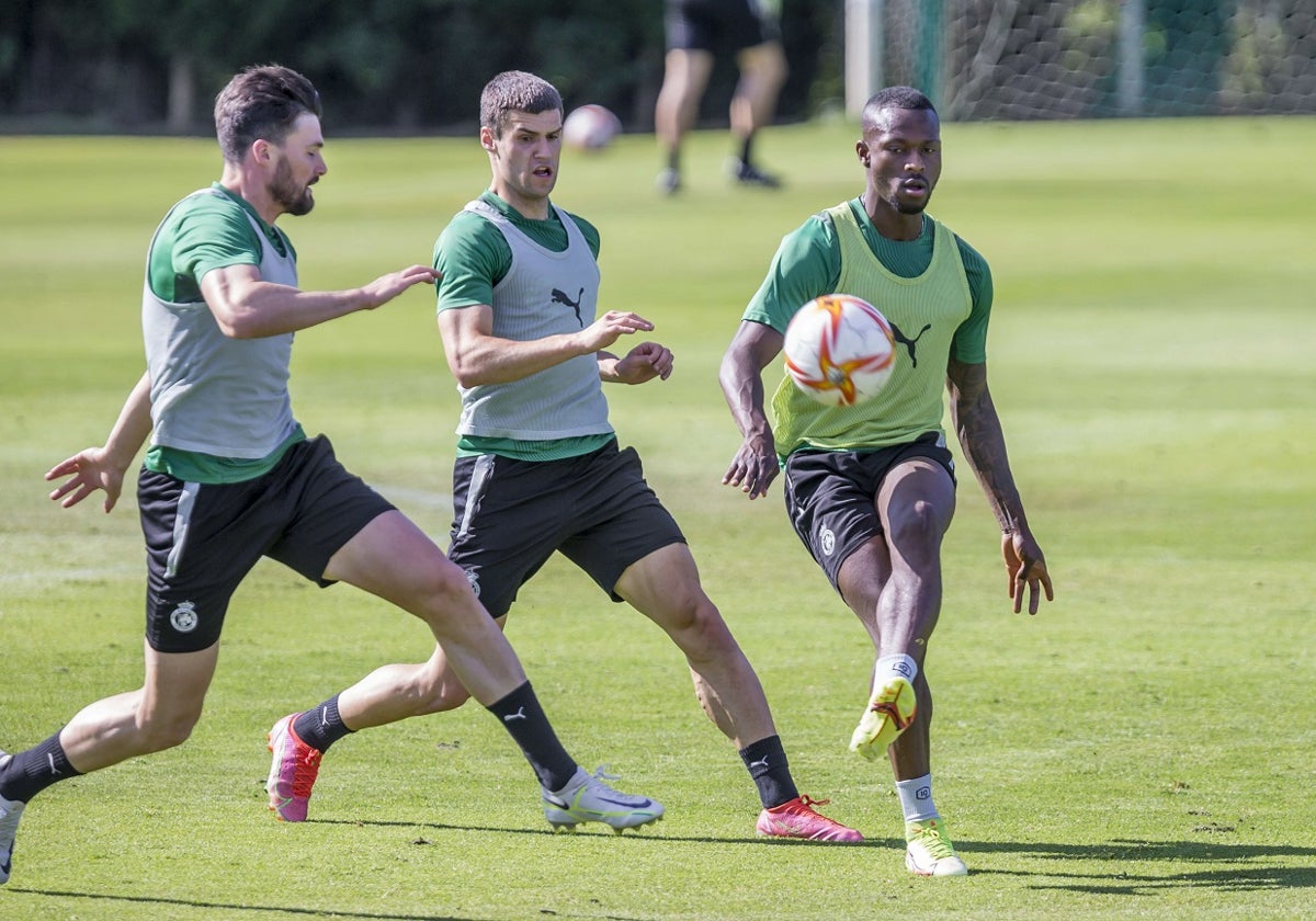 Eneko Satrústegui, a la izquierda, junto a Jorrín y Cedric en un entrenamiento.