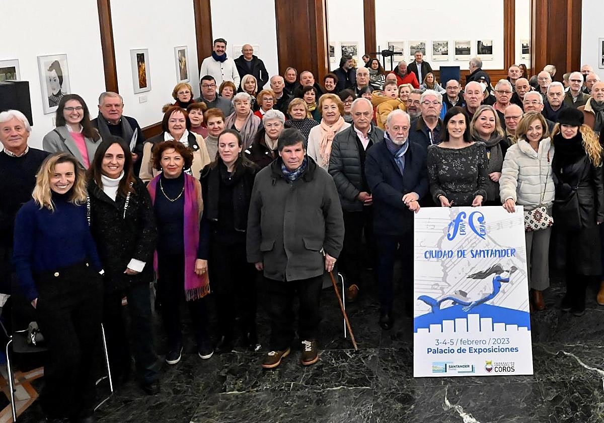 La alcaldesa Gema Igual y la concejala Lorena Gutiérrez posan con algunos de los coralistas que participarán en la Feria