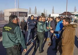 La Guardia Civil ha acudido este jueves a la fábrica de Aspla en Reocín para evitar incidentes con un camión cargado de material