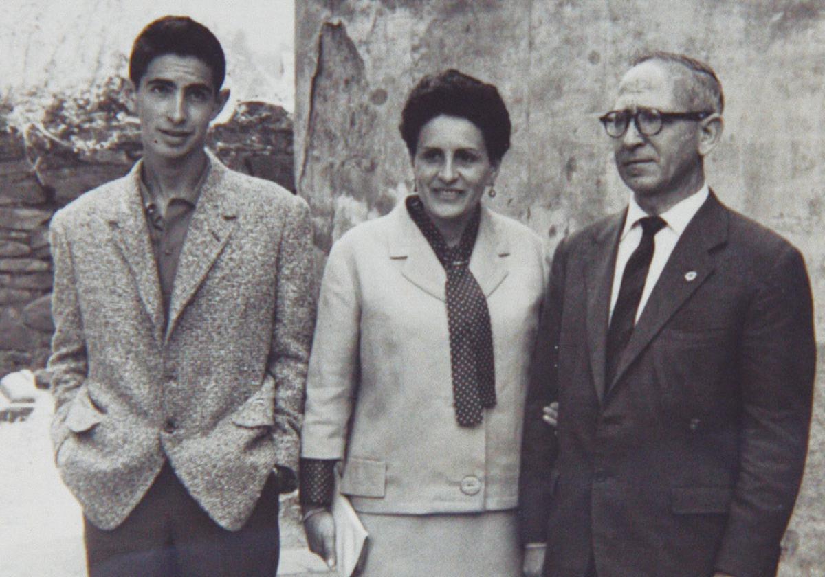Un joven Miguel Ángel Revilla con su madre y su padre, Rosa Roiz Morante y Ángel Revilla. Ambos fueron a visitarle a Bilbao, donde estudiaba Económicas. En ese viaje también aprovecharon para reunirse con unos tíos –hermanos de su padre– que habían emigrado al País Vasco, donde trabajaban como ferroviarios.