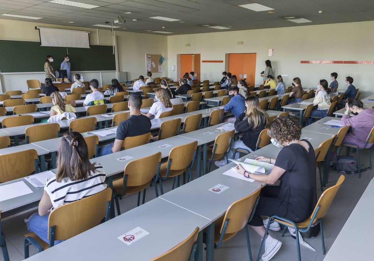 Alumnos examinándose de una prueba de la Ebau en la convocatoria de 2021