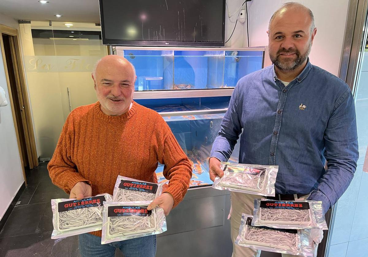 Ángel Cuartas y Miguel Ángel Cuartas muestras las angulas tal como llegan al restaurante.