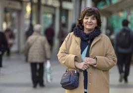 Alicia Fernández, esta semana, en la plaza del Ayuntamiento de Santander, con su abrigo beige, momentos antes de esta entrevista con motivo del Día Mundial del Cáncer.