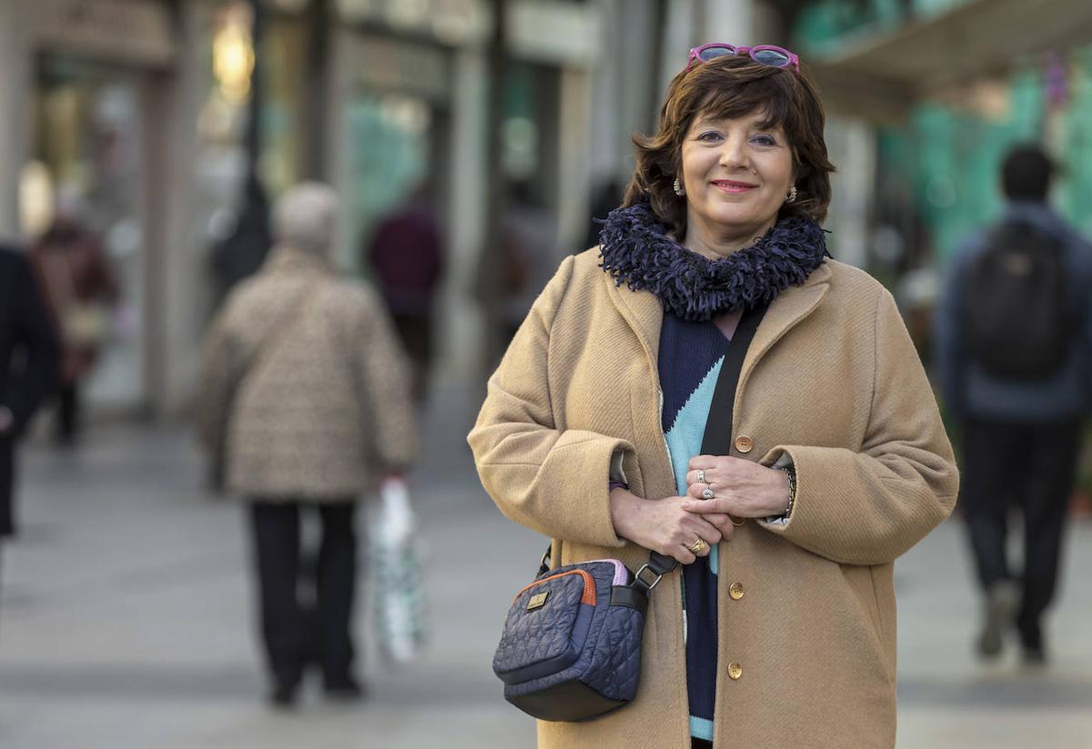 Alicia Fernández, esta semana, en la plaza del Ayuntamiento de Santander, con su abrigo beige, momentos antes de esta entrevista con motivo del Día Mundial del Cáncer.