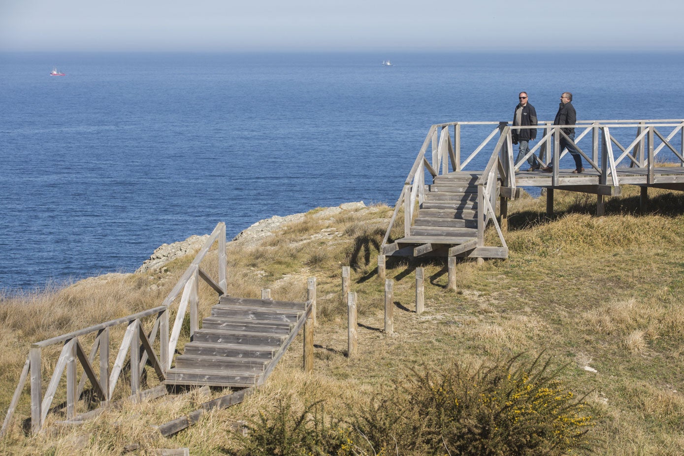 El proyecto de mejorar el paseo junto a los acantilados entre el Faro y La Maruca, sembrando el sendero de pasarelas, barreras, estacas y muros, no convenció a quienes lo frecuentaban, que pidieron que se dejase como estaba. Ni una cosa ni otra: quedó abandonado.