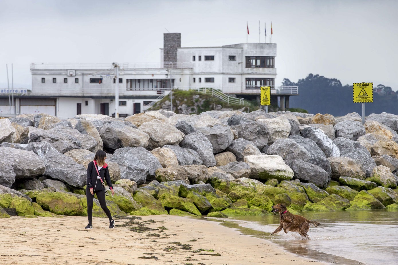 El espigón solitario de La Magdalena espera su desmantelamiento: la paralización de las obras de construcción de su hermano gemelo impidió que cumpliese su función de retener la arena de la playa. Solo ha servido para que se discuta sobre él. 