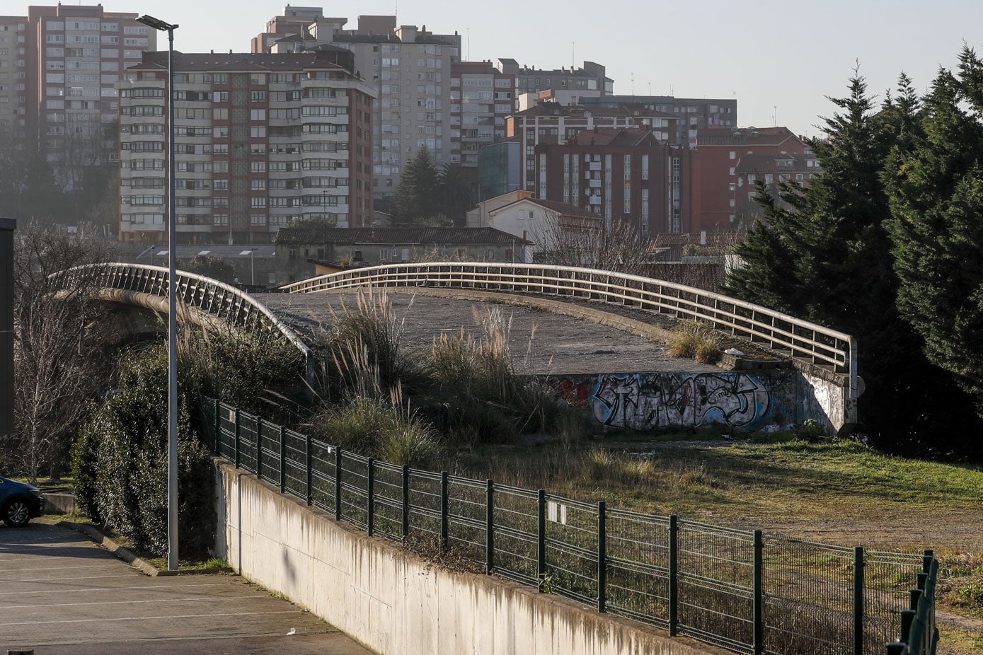 Se puede decir que el puente sobre la rotonda de S-20, en Santander, va de ninguna parte hasta ningún sitio: se trata de una obra tan inútil que sus extremos permanecen cortados desde el mismo momento de su construcción, en el año 1995.