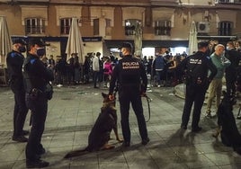 Agentes de la Policía Local de Santander en la Plaza Cañadío durante la pandemia