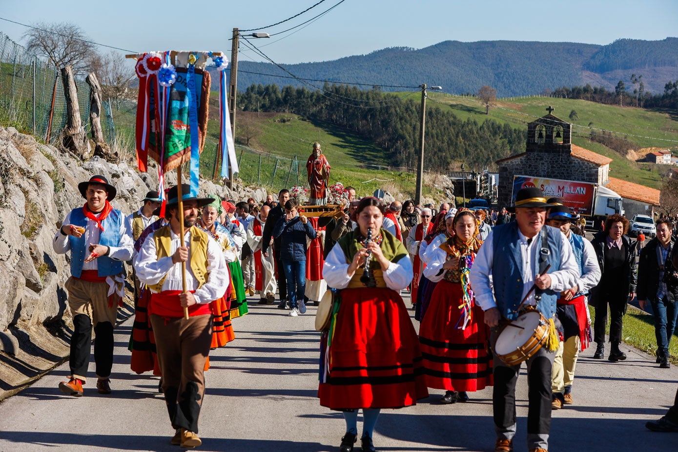 Numerosos vecinos y visitantes se acercaron a La Montaña para ver la procesión del patrón. 