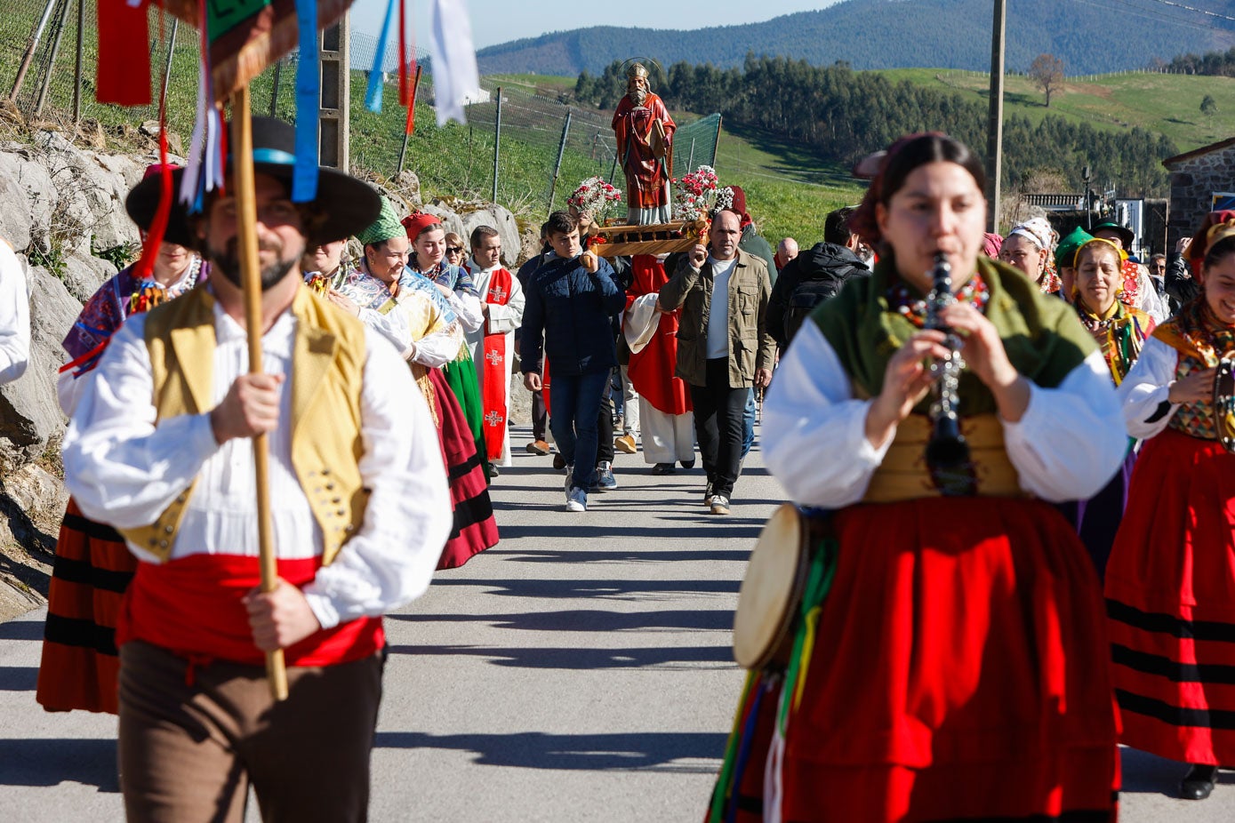 Grupos de danza, vecinos de La Montaña y visitantes acompañaron al santo hasta la iglesia.