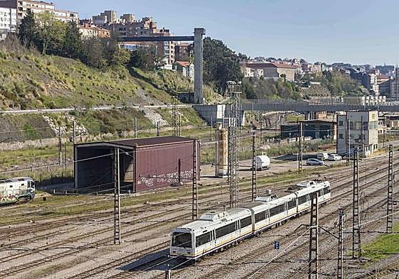 Un tren de Cercanías llegando a la estación de Santander