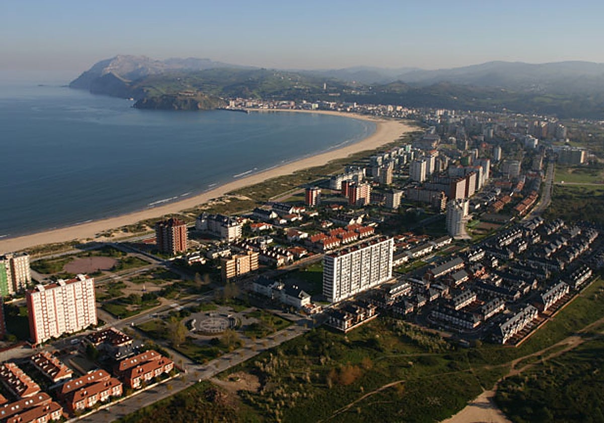 Panorámica de Laredo desde la zona final de Ensanche hacia el Puntal en el que se ubica el inmueble afectado