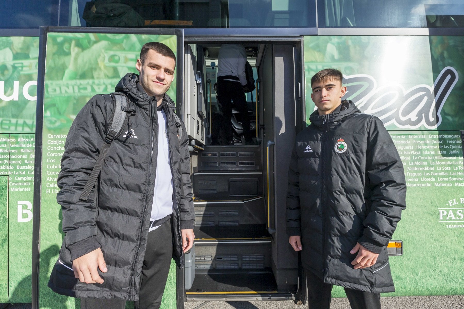 Mantilla y Mario García, antes de subir al autobús racinguista camino de Ponferrada. Hoy se juegan el peusto titular en el lateral izquierdo.