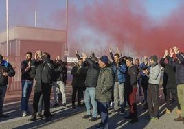 Trabajadores de Aspla, el pasado jueves en la fábrica de Reocín, donde evitaron la salida de un camión cargado de mercancía.