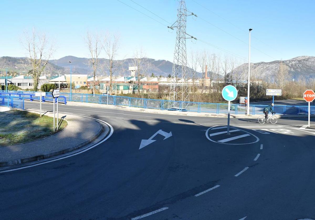 Una de las variantes pasa por aprovechar el puente Renero (izquierda) y la recta de la Agüera (derecha).