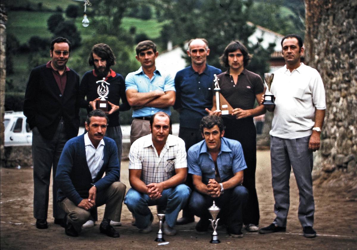 Rufino, agachado, primero por la izquierda, durante un concurso de bolos celebrado en Lloreda.