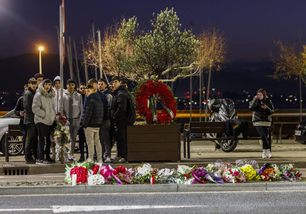 Los amigos y familiares del joven han depositado flores en el lugar del accidente